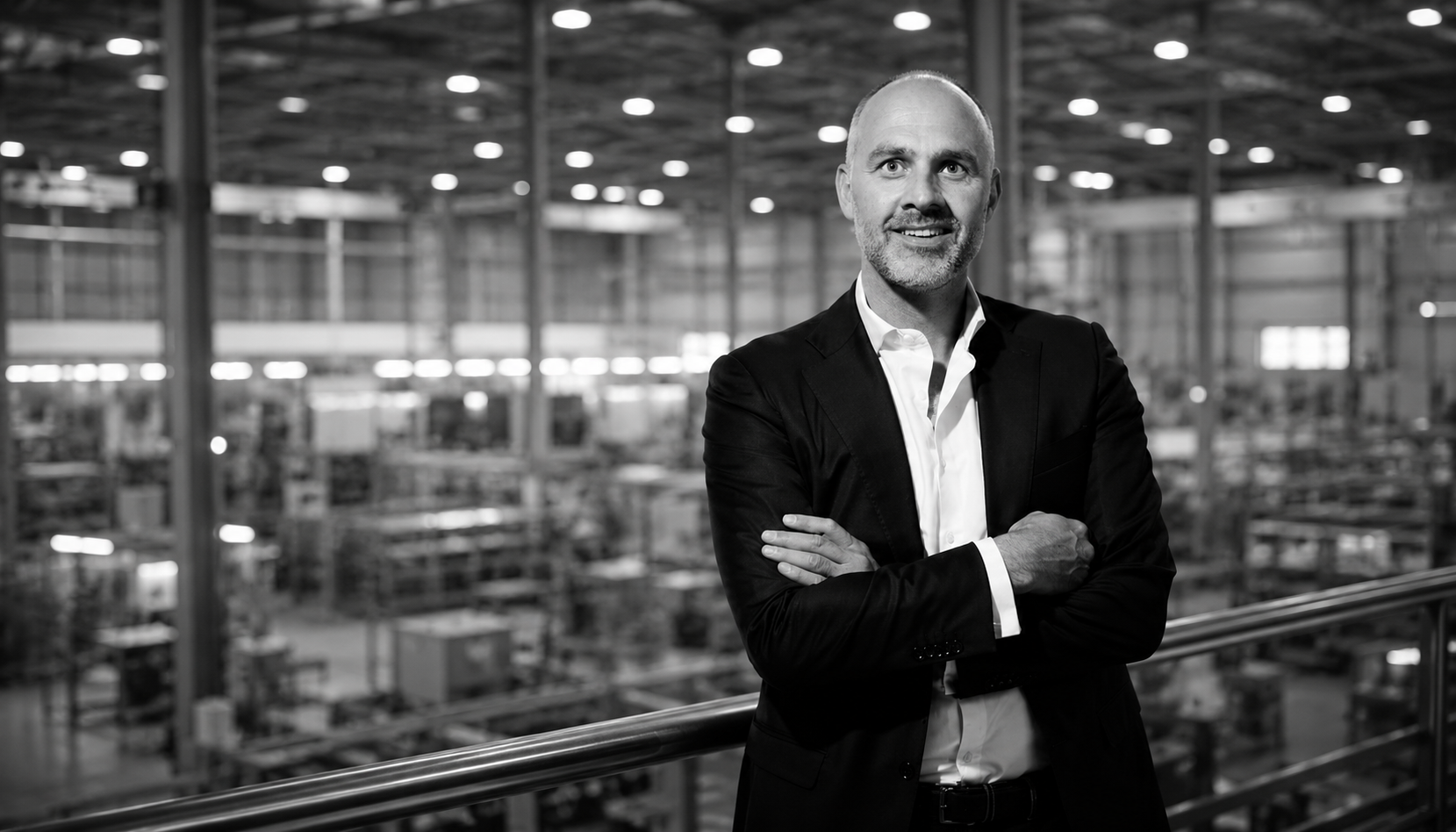 Ondernemer in een productiehal — bedrijfsopvolging voor technische bedrijven